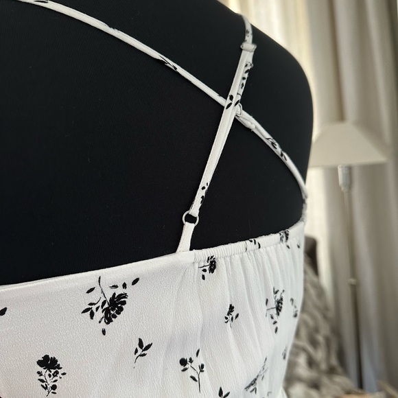 Flattering Summer dress 🤍white with little black flowers Banana Republic size 0 - Picture 3 of 8